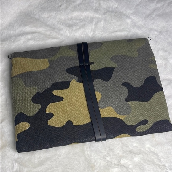Stella and Dot- Camouflage Clutch with floral lining - Picture 2 of 12